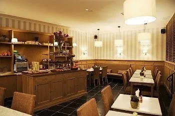 De Limbourg 3* סיטארד